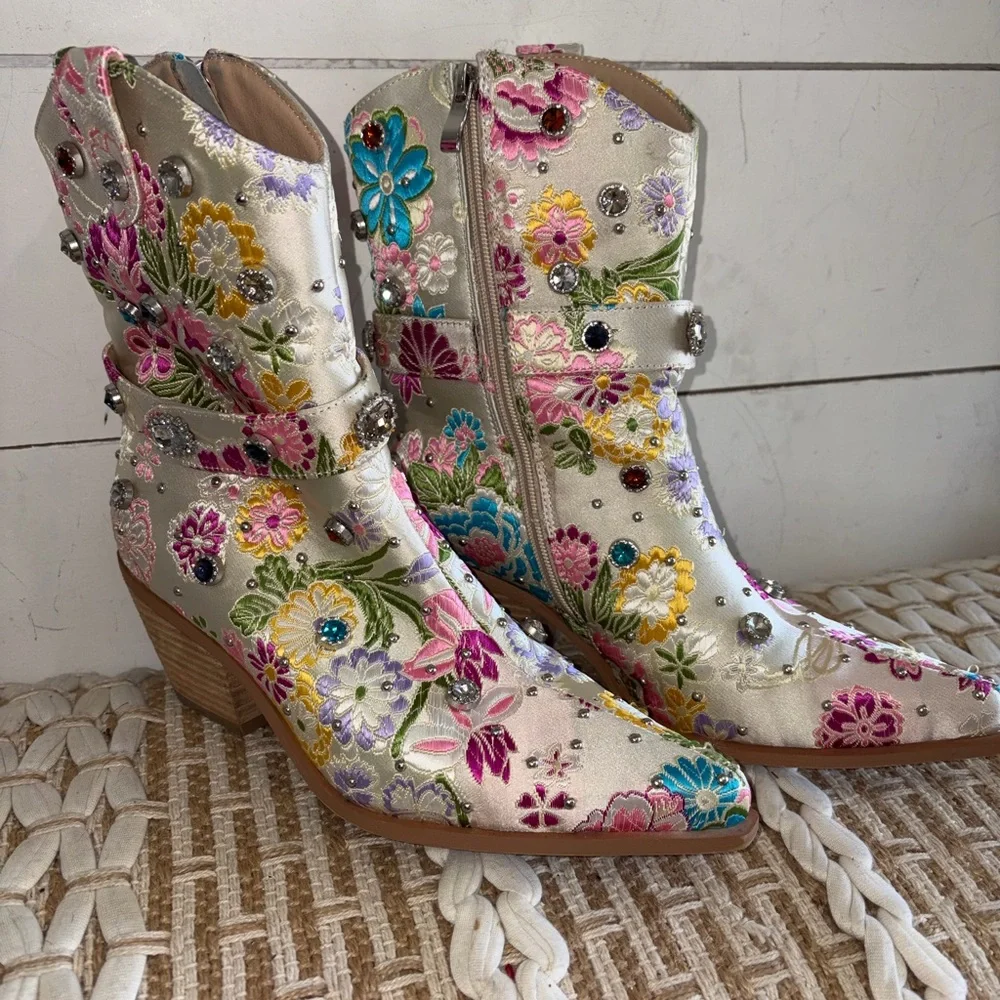 Floral Embroidered Women's Boots - Picture 1 of 4
